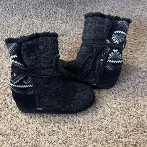 Cozy Black Ankle Boots with Knit Design